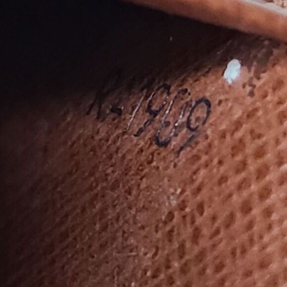 💯 Authentic Louis Vuitton Short Wallet 🍀 - Picture 5 of 17